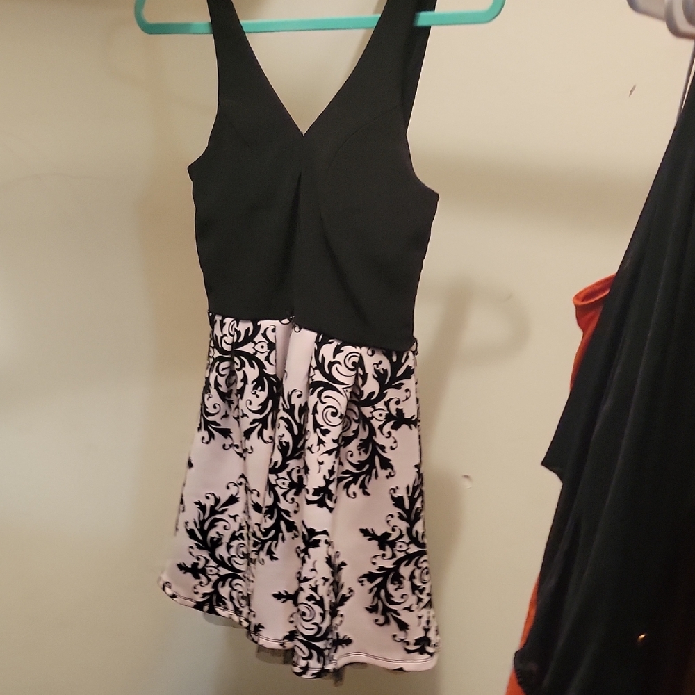 Chic Black and White Floral Mini Dress